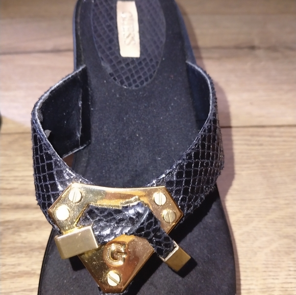 💥CLOSING Nov.1 SALE 💥 GUESS women's sandals with gold hardware - Picture 5 of 10